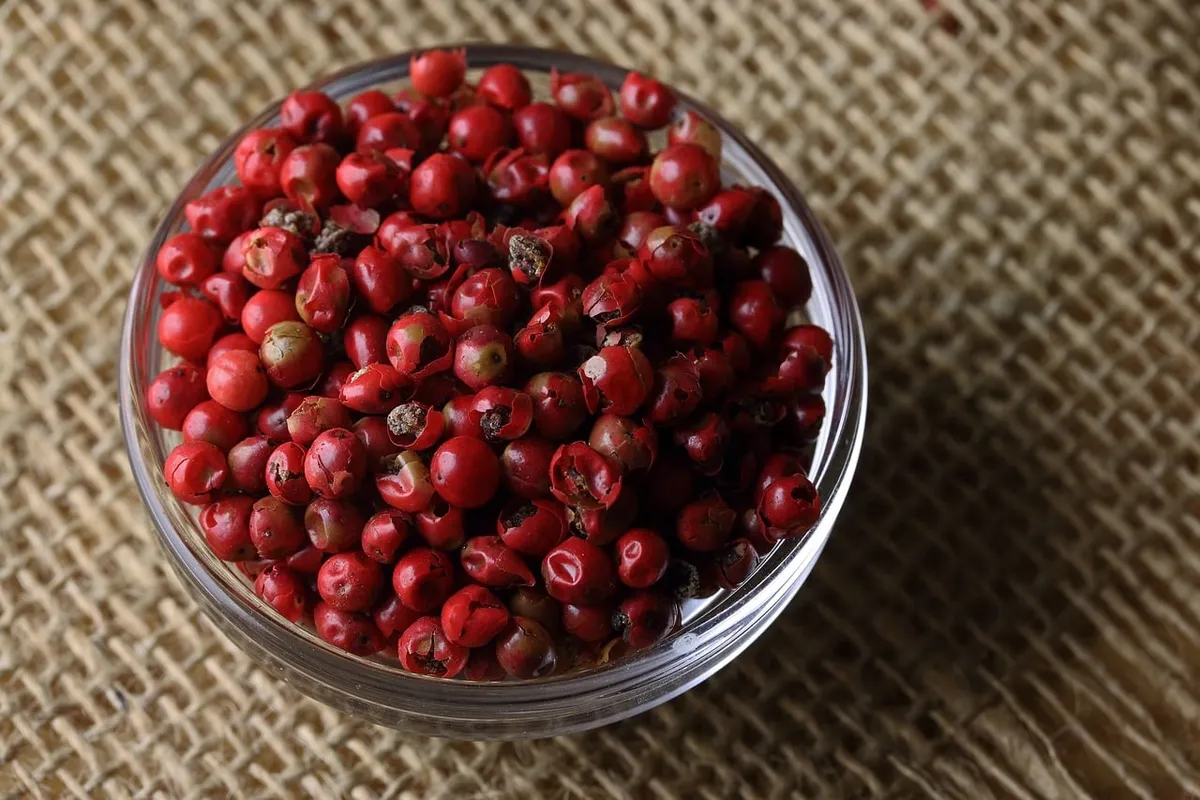 red pepper, peppercorns, glass bowl, hessian fabric, spicy, flavorsome, seasoning, kitchen table, natural fabric, aroma, gourmet, pungent, pride, exotic, table,