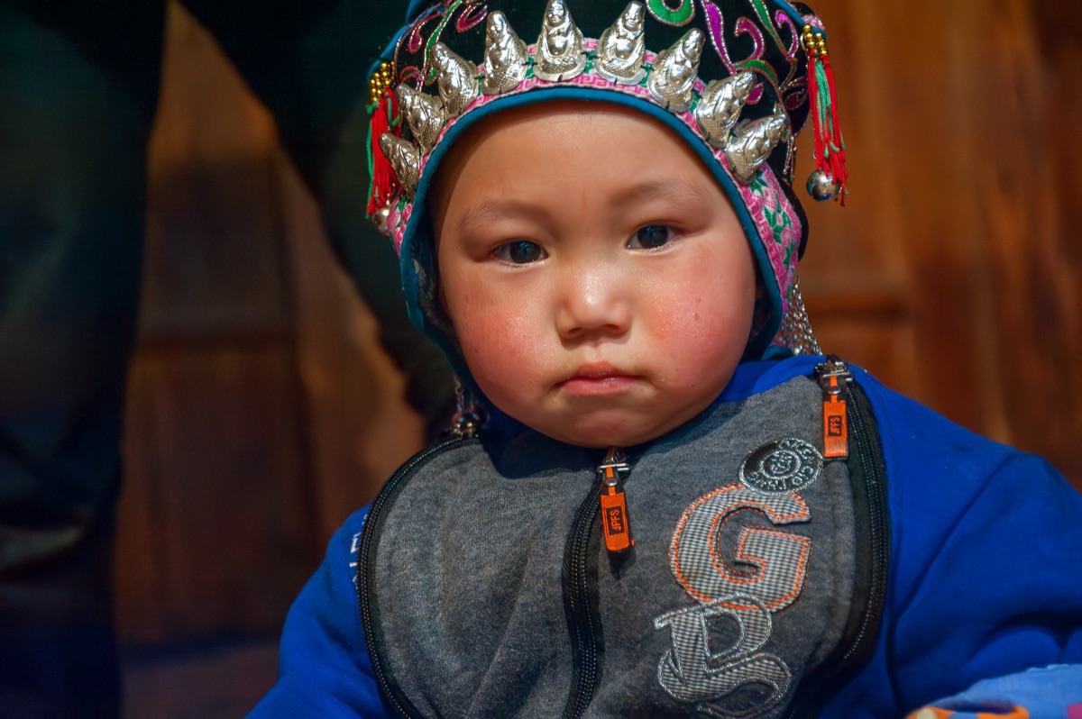 Enfant thaï en costume traditionnel