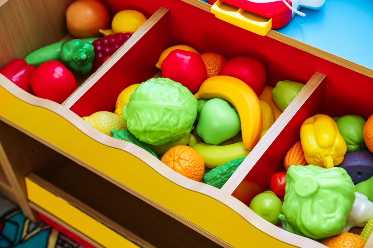 caixa de brinquedos tailandesa com brinquedos coloridos