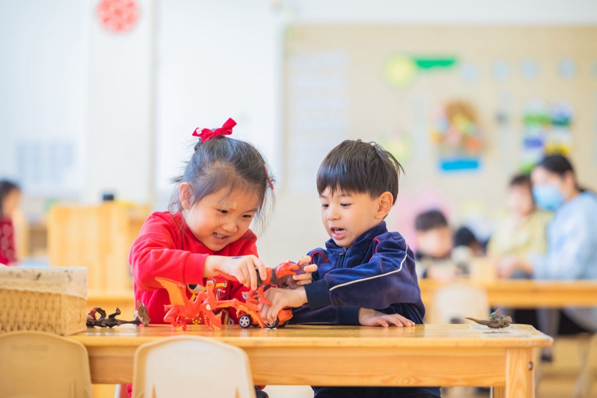 Thai Kinder mit Bildungsspielzeug