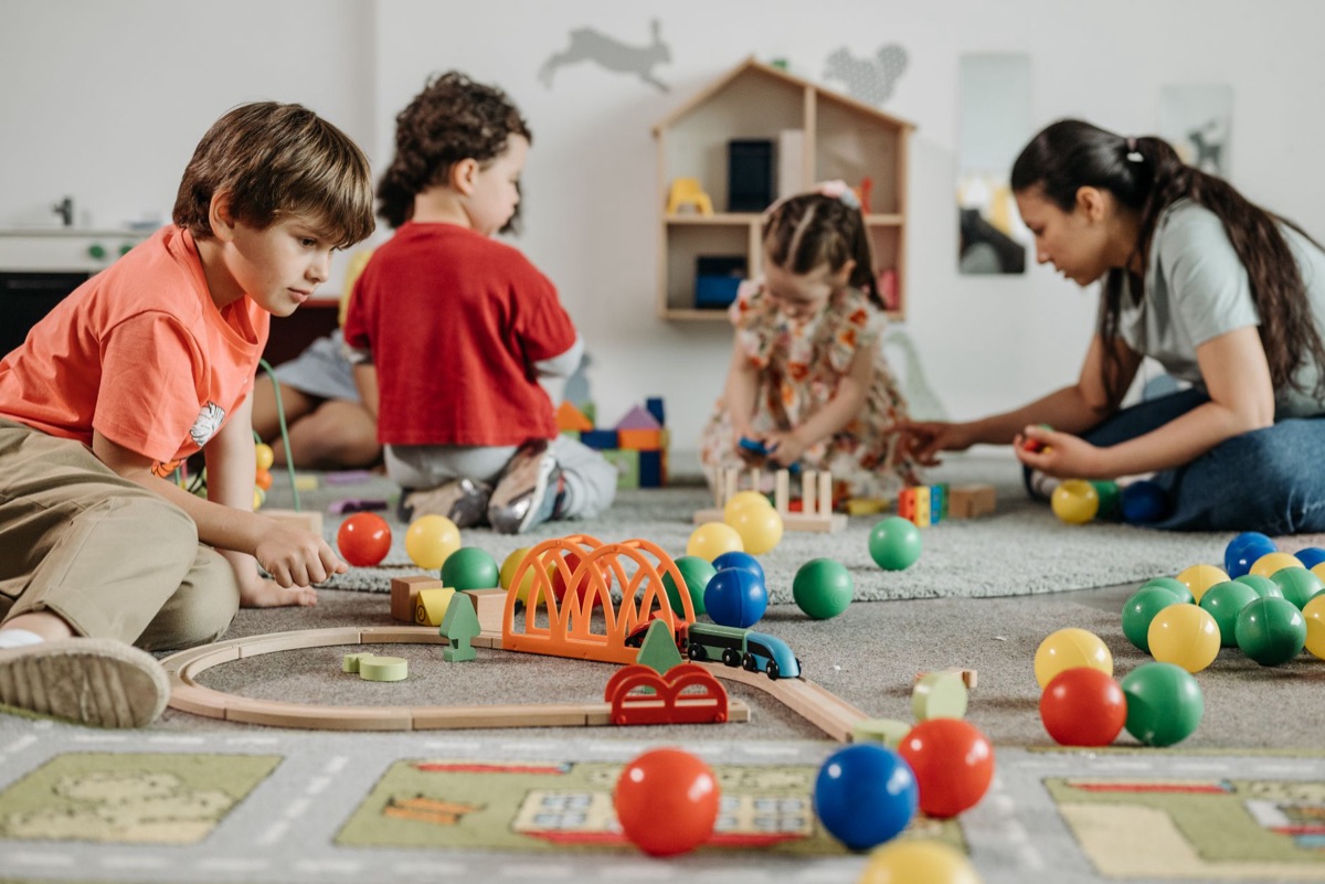 Enfants thaï jouent avec des jouets éducatifs