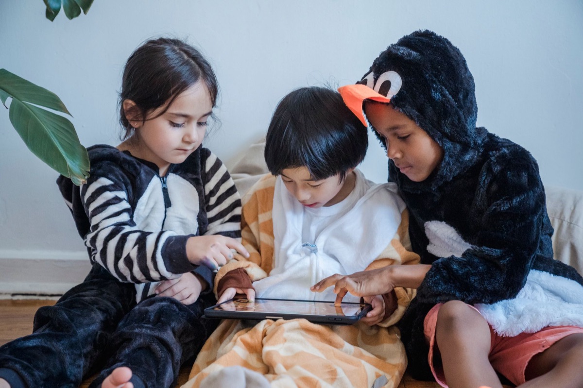 Enfants thaï utilisent des tablettes pour apprendre