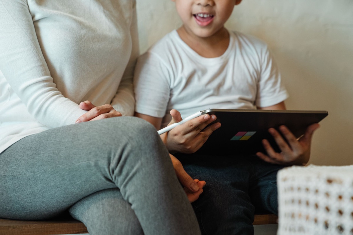 bambino thailandese con tablet educativo