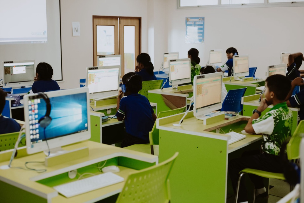 aula thailandese con bambini e insegnanti