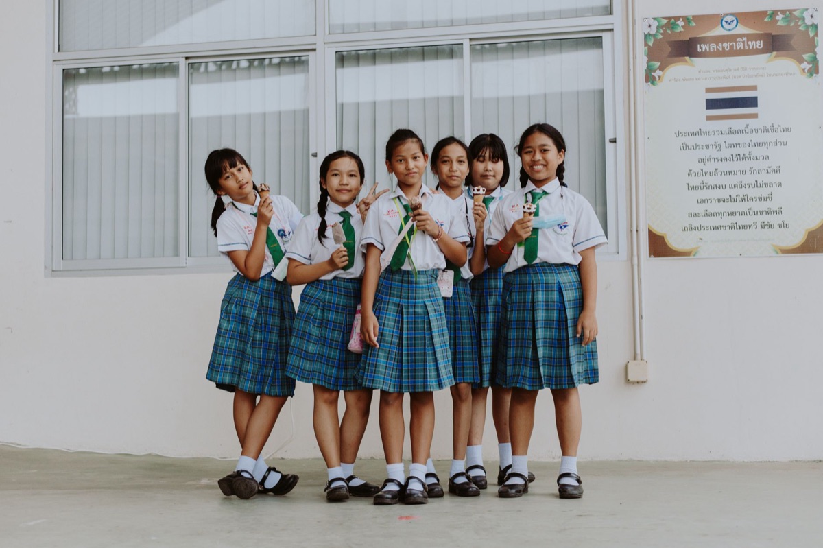 タイの子供と教育玩具