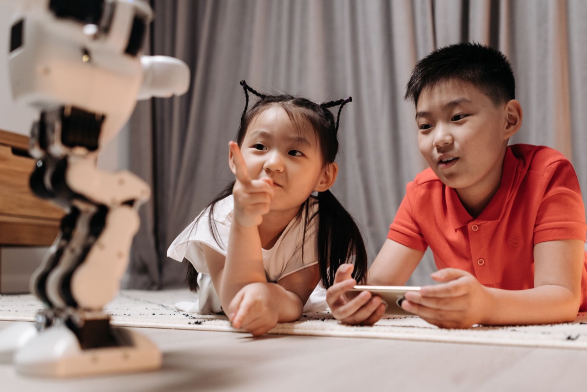 タイの子供が学習グッズを使って遊ぶ