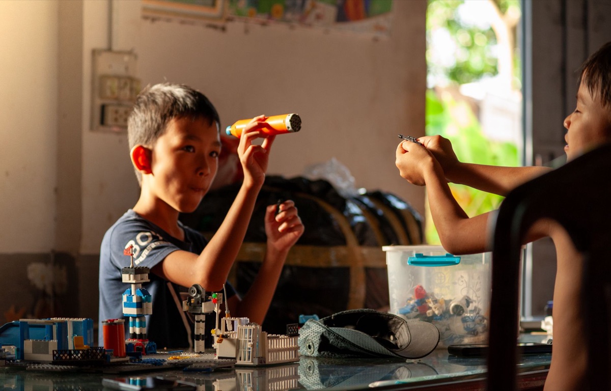 crianças brincando com brinquedos educativos