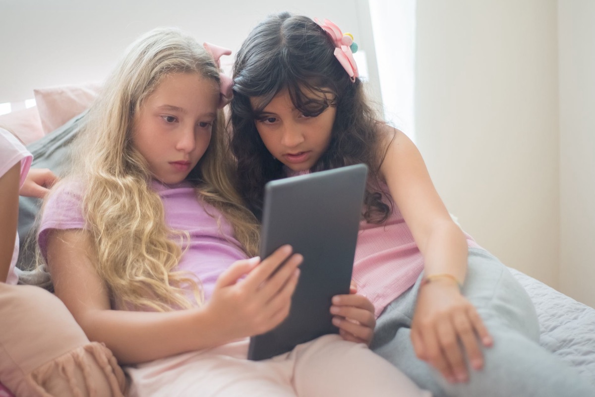 crianças usando tablets para conteúdo educativo