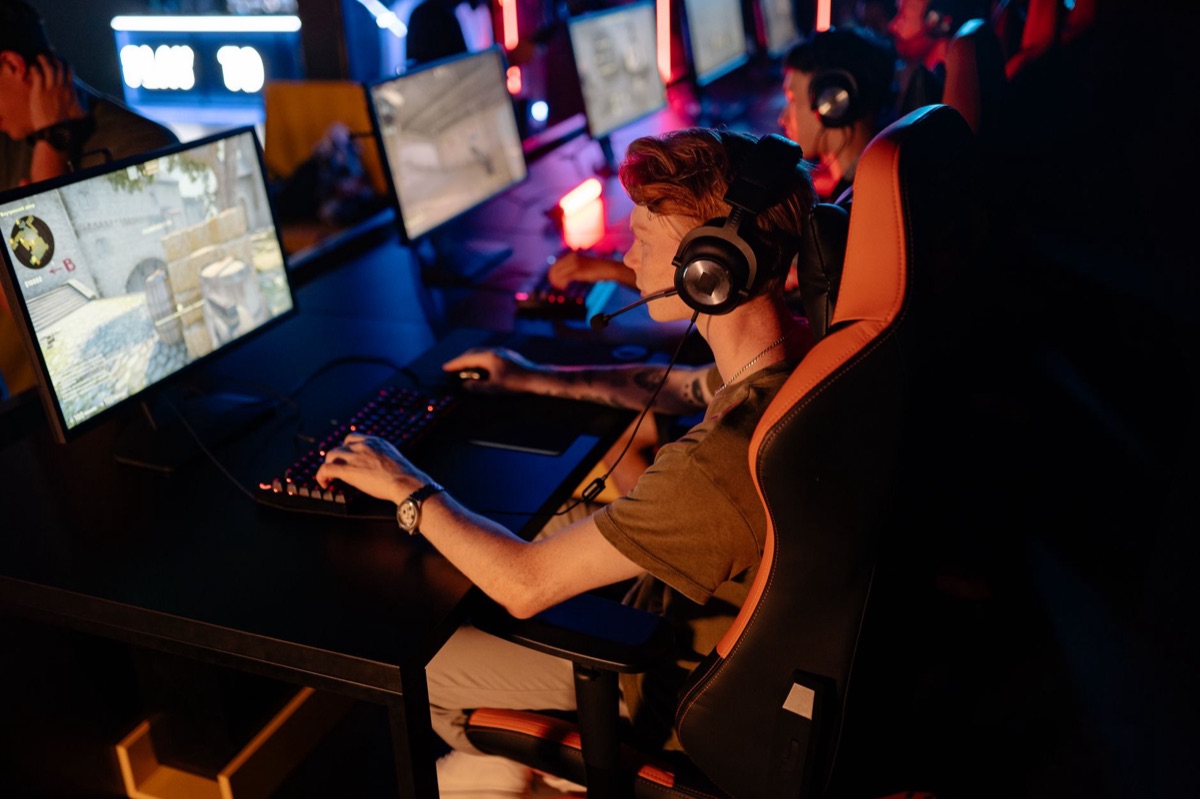 Jugador de videojuegos móviles jugando un género MOBA