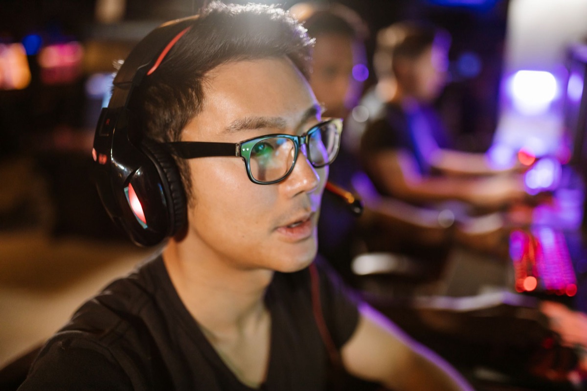 Auriculares profesionales para gaming y micrófono