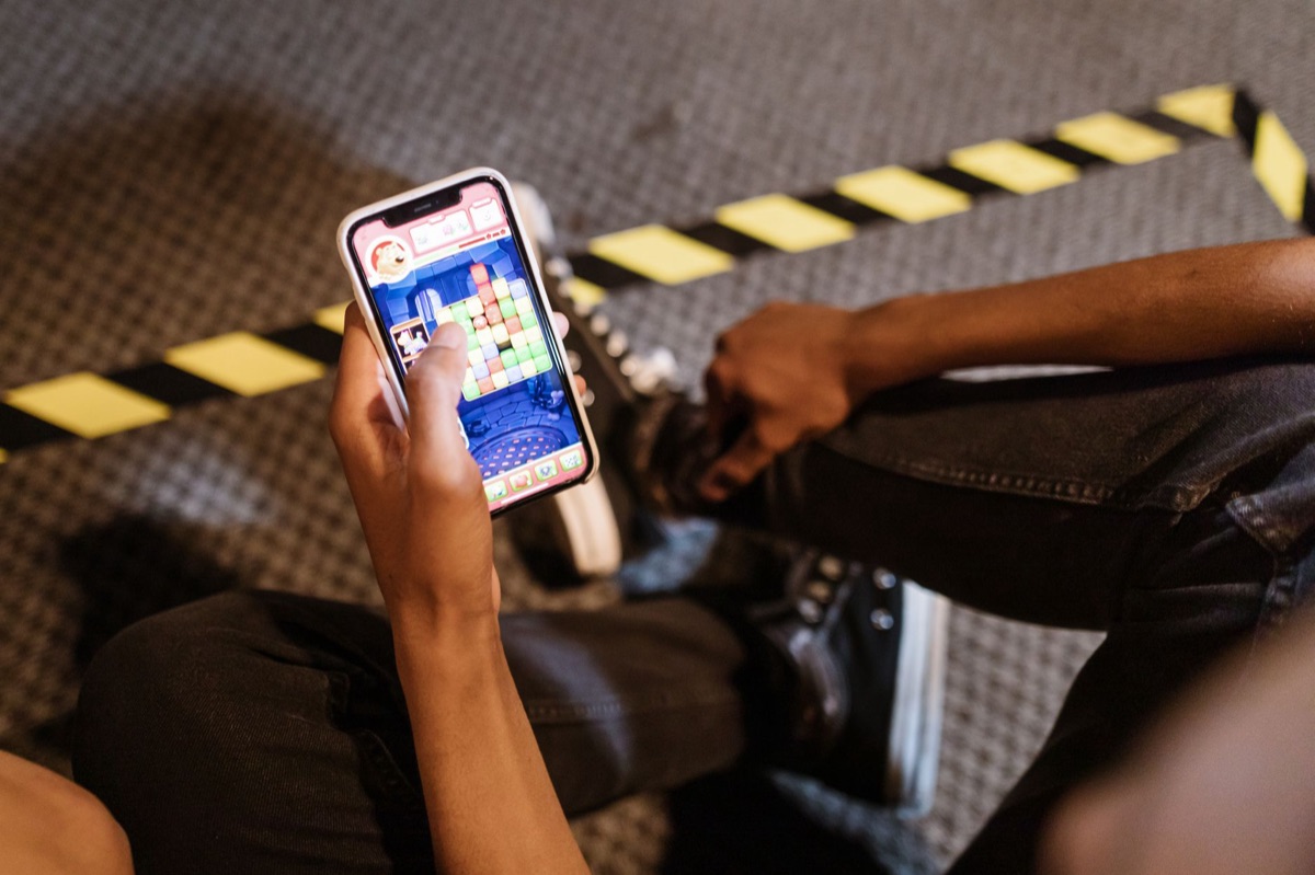 Une personne jouant à un jeu mobile compétitif