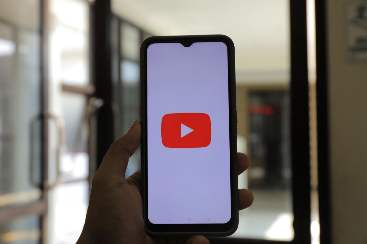 YouTubeの再生ボタンと動画コンテンツのイメージ