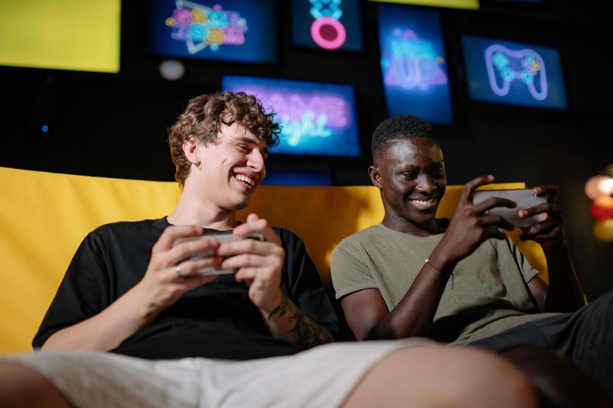 Smartphone sendo usado para jogar games mobile na Tailândia.