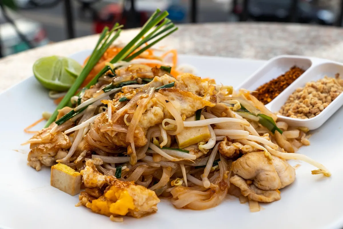 pad thai, thai food, thailand, asian food, asia, food, thai, rice, bangkok, restaurant, papaya, tasty, delicious, fresh, organic, healthy, eat, vegetable, green