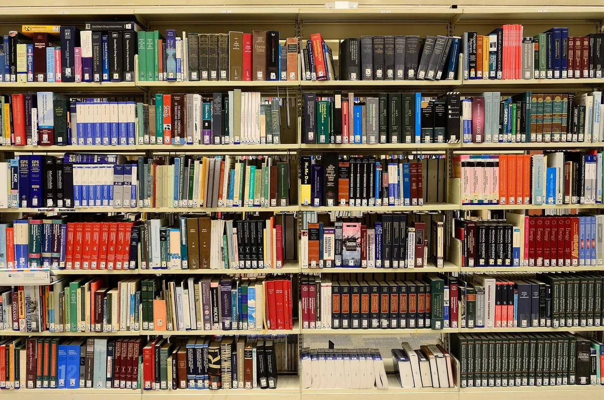 図書館、本、棚、本棚、文学、読書、読書好き、知識、情報、データ、大学、学問、学習、教育、研究