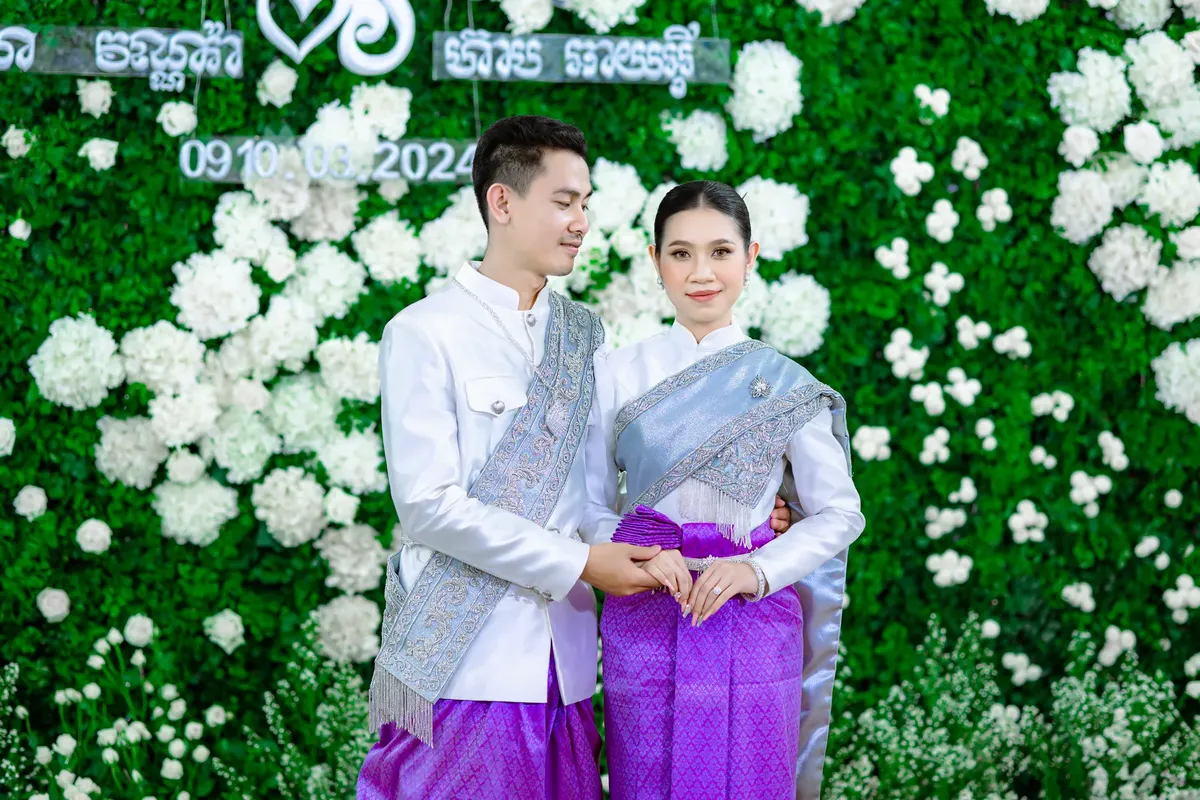 一對年輕夫妻穿著傳統柬埔寨服裝，參加婚禮典禮，展現優雅與傳統。